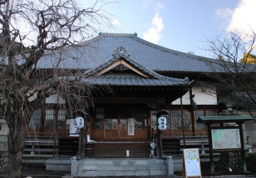 藤姓足利氏足利又太郎が開基したと言われ、また、理真上人開山とも伝えられています。義氏公誕生の秘話を伝える子安観音像が秘仏として祀られており、源姓足利氏との深い関連もあります。