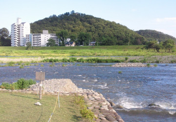 伝承では平安時代に藤原姓足利氏により築かれた砦とされています。渡良瀬川南の城跡群の中で最も高い山にあたり、市街を一望できます。山頂には足利富士浅間神社が祀られ、毎年6月1日の山開きの日に、奇才「ペタンコ祭(市・民俗)」が行われ、たくさんの参加者で賑わっています。