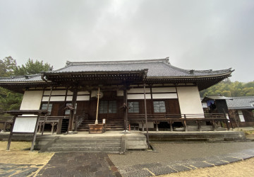 平安時代初期、定恵によって開創されたお寺です。平将門の乱のとき将門調伏の祈祷の際「三本足の鶏」の奇瑞が表れたことから勅命により鶏足寺と改めました。