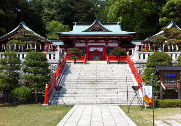 現在の社殿は織物の町のシンボルとして昭和12年(1937)完成、小林福太郎が宇治平等院鳳凰堂を模して設計したものです。造成工事中に古墳が発見され、その位置の石垣には考古学者後藤守一の記念碑があります。平成26年(2014)には「恋人の聖地」に認定されました